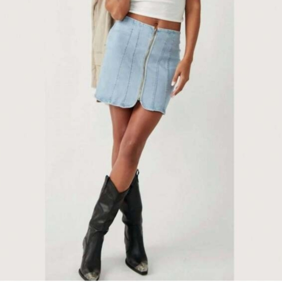NWT Free People Layla Denim Mini Skirt in Starwash 🩵 Size 2 - Picture 4 of 6